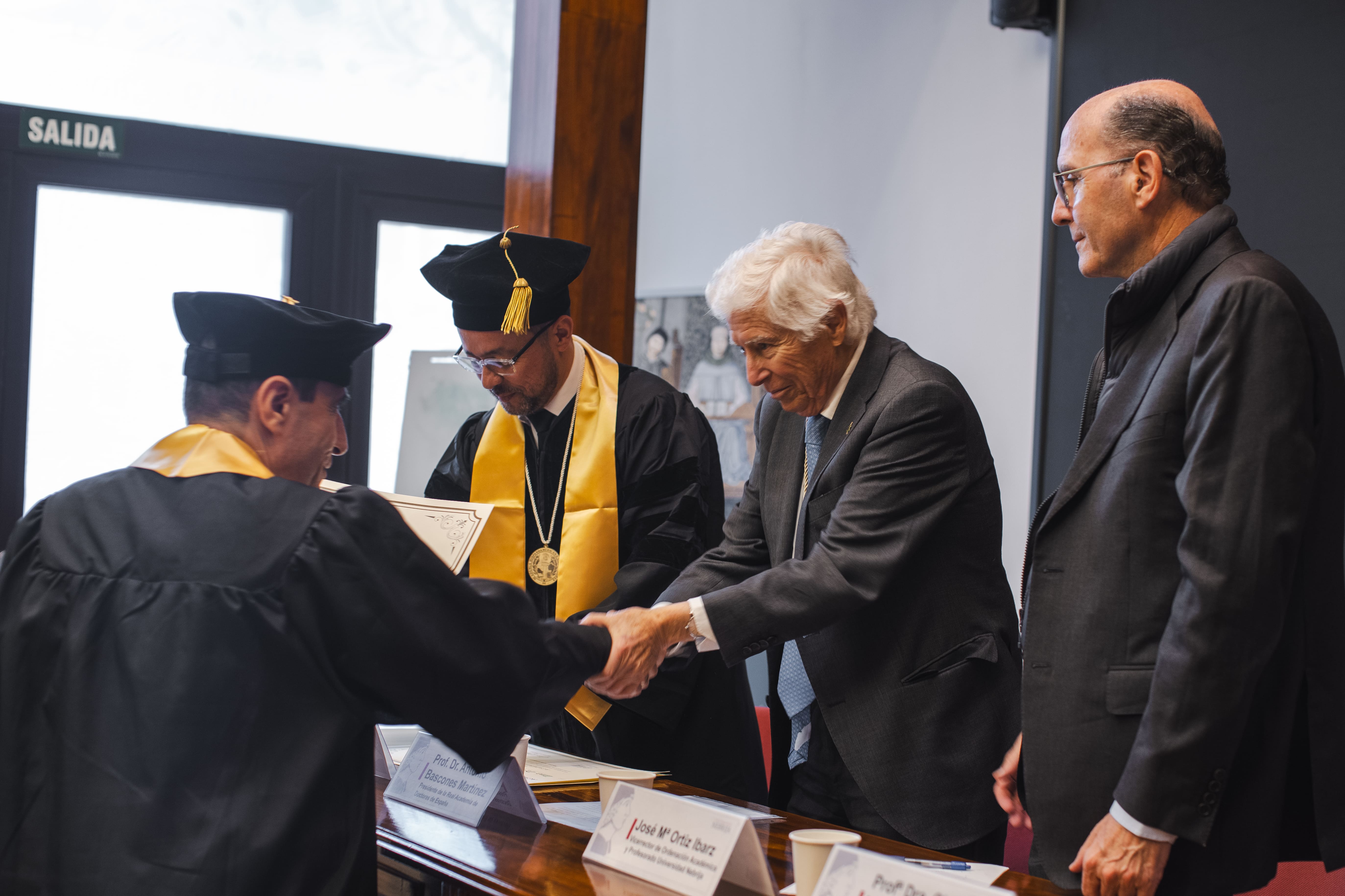 Luis Mallo Álvarez siendo investido como Académico de Honor